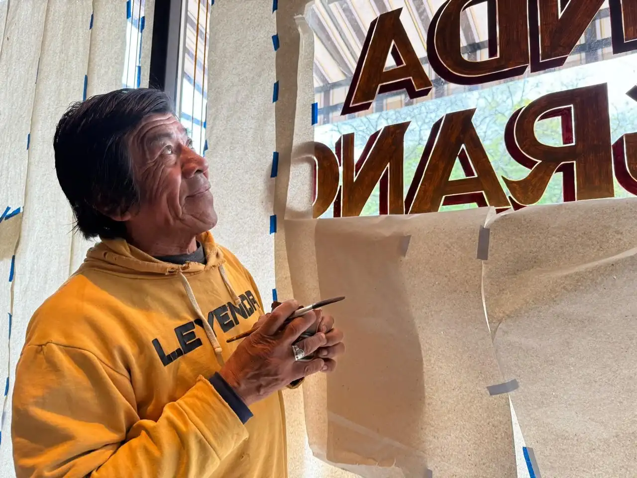 Pizarro, pincel en mano, a punto de darle los últimos retoques a su trabajo más reciente.