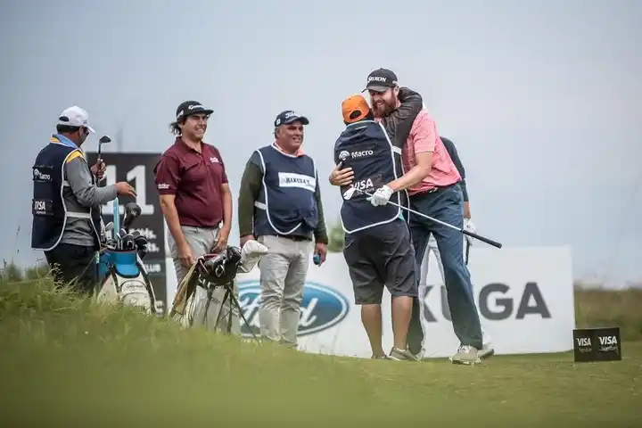 Hizo un hoyo en uno y le regaló el auto que se ganó a su caddie argentino