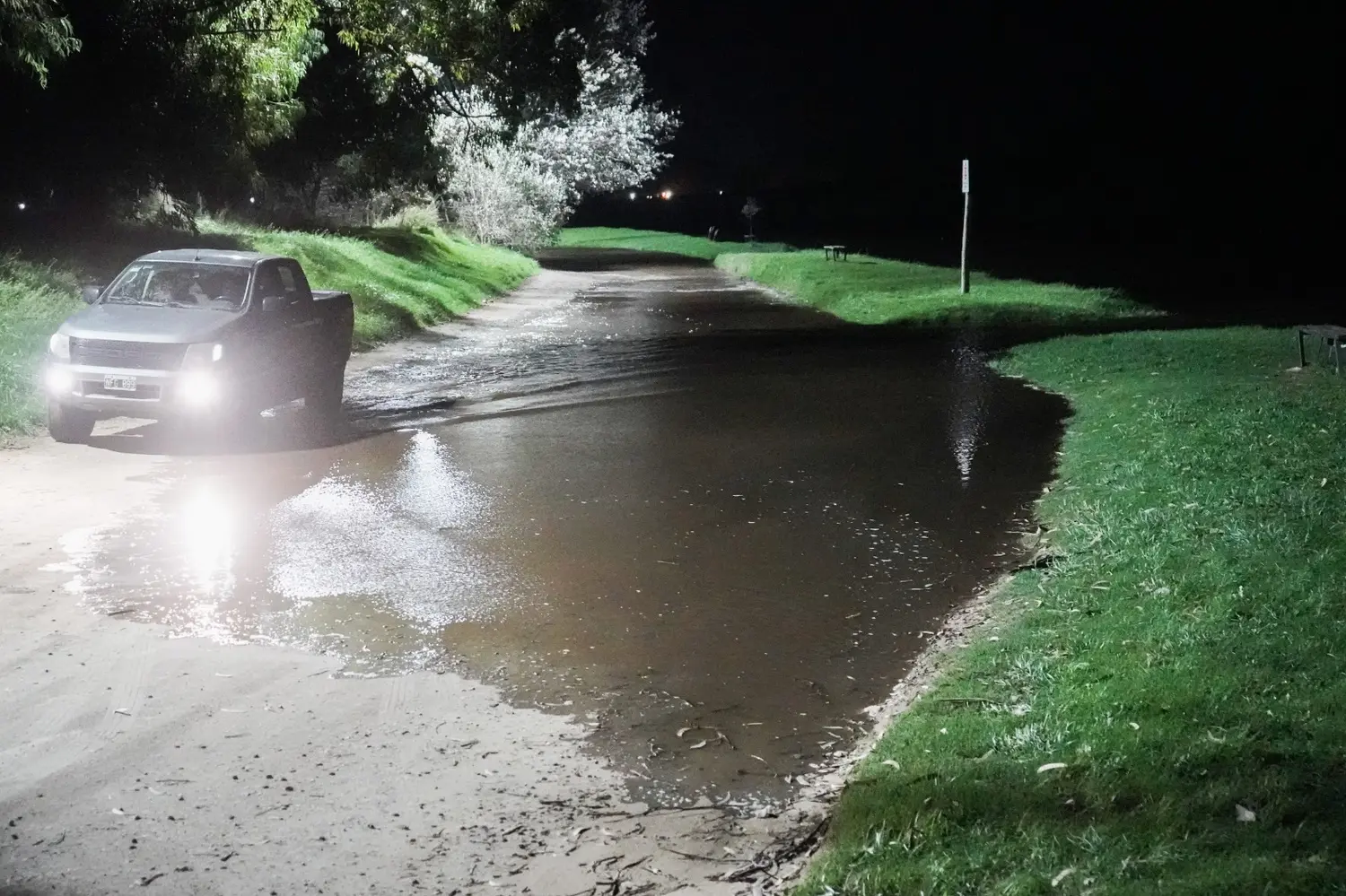Tránsito complicado por la acumulación de agua en el camino