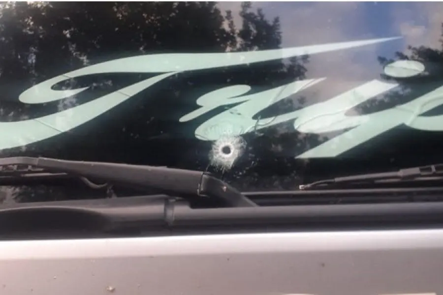 Quisieron robar un camión a los tiros, en la huida la policía detuvo a un hombre con pedido de captura 