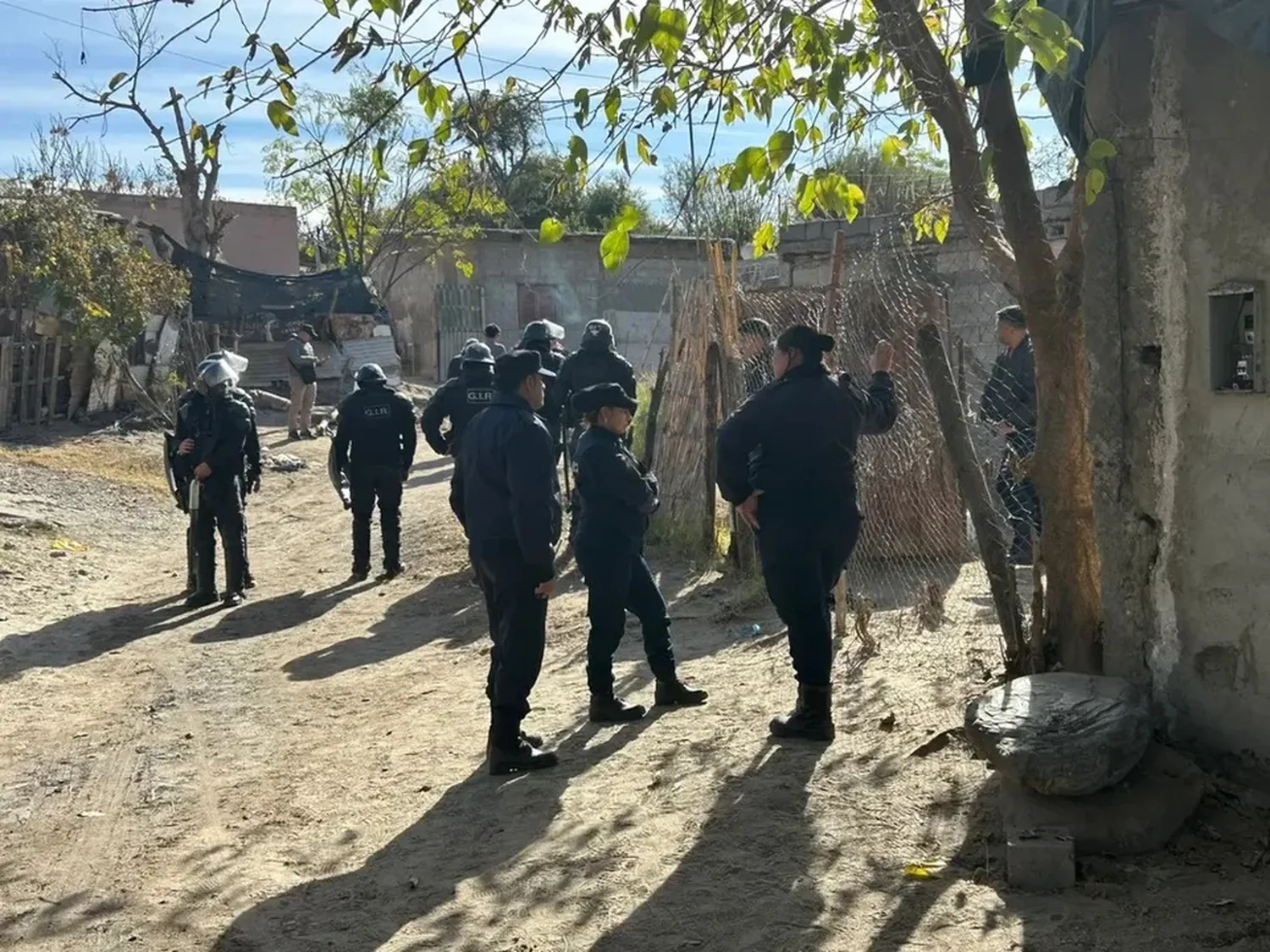 La Policía en una de las viviendas afectadas por el incendio.