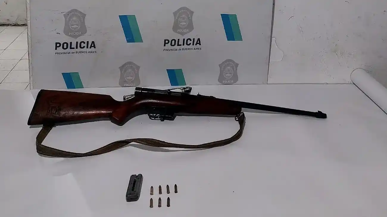 En el operativo secuestraron una carabina calibre .22.