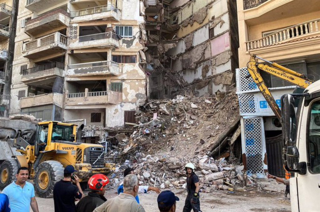 Se derrumbó un edificio de 14 pisos en Egipto: hay al menos nueve muertos