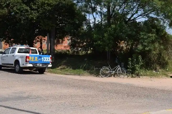 Ocasionó la caída de una ciclista, escapó del lugar y ahora lo buscan