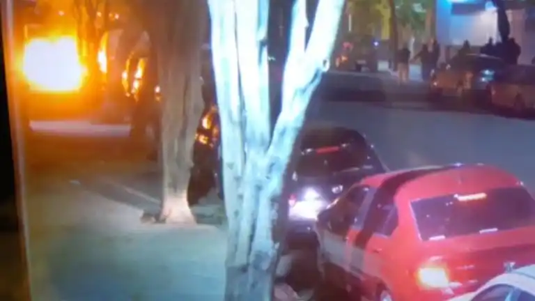 Encapuchados atacaron la redacción de Clarín con bombas molotov