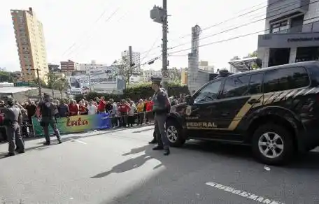 Corrupción en Brasil: Allanaron la casa de Lula y lo llevaron a declarar