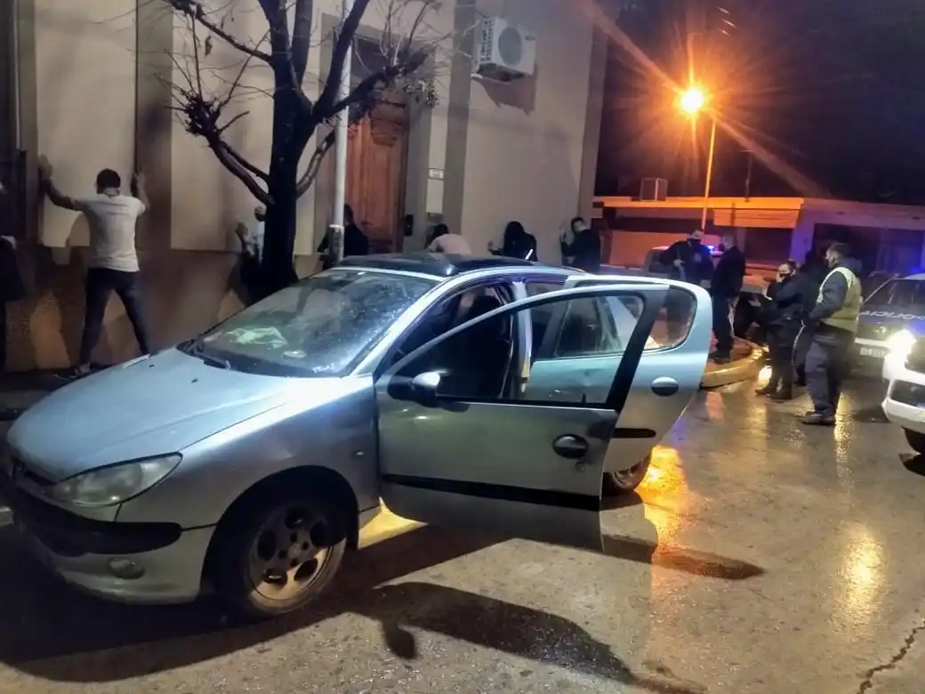 Le retuvieron dos vehículos en la misma noche, con persecución policial incluida