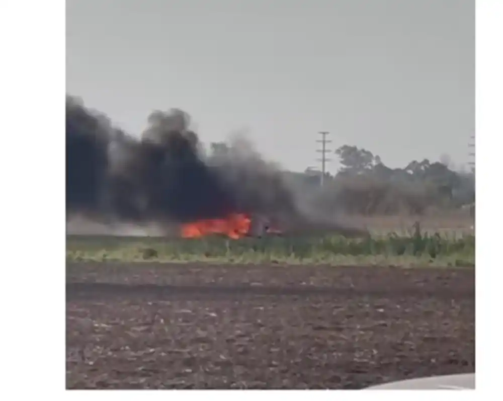 El avión se incendió tras estrellarse. Foto y video: Gentileza Radio Latina Bell Ville.