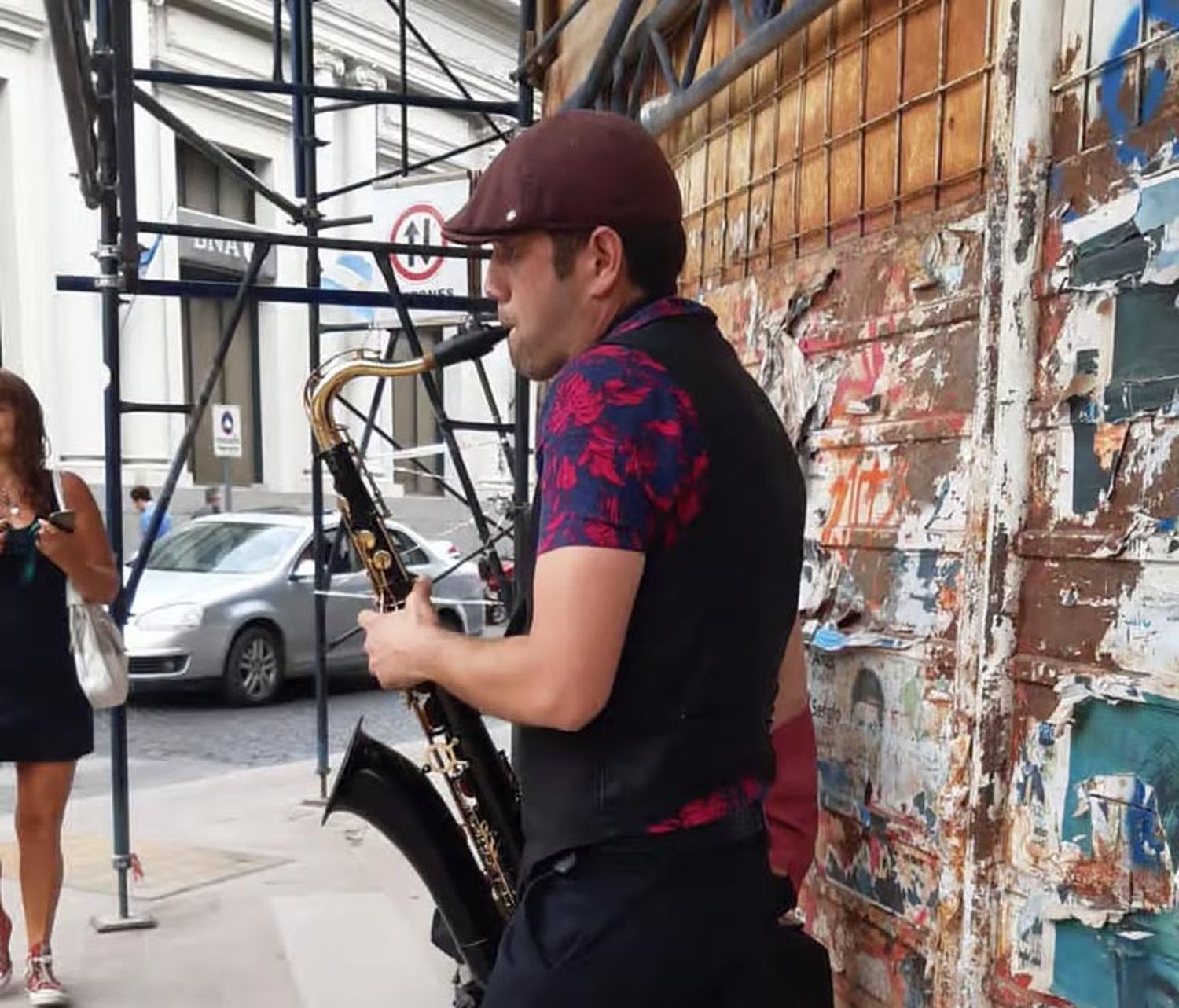 Lucas del Río tocando en la esquina de Pinto y Rodríguez.