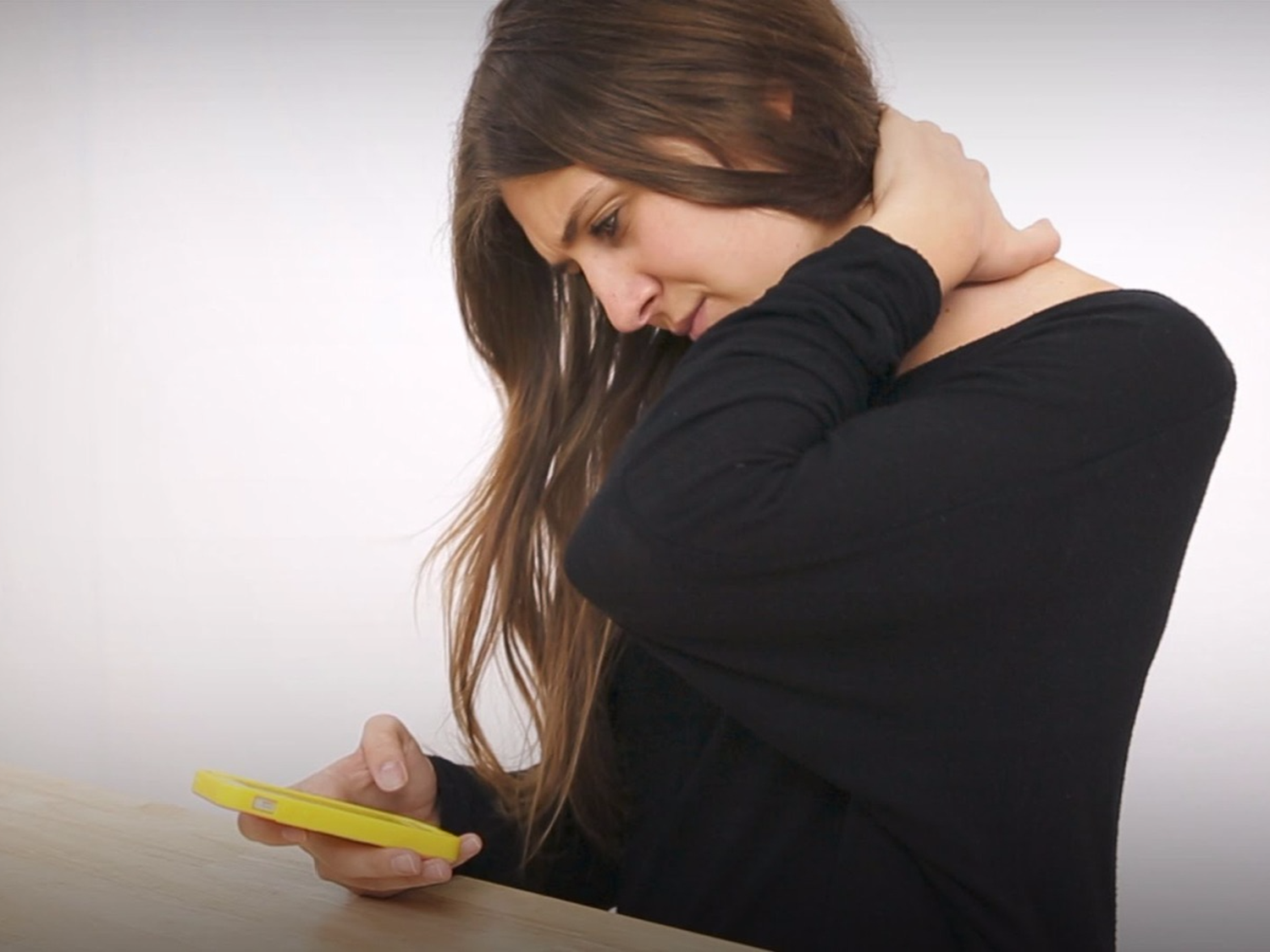 Rectificación cervical, una consecuencia del uso constante del teléfono celular