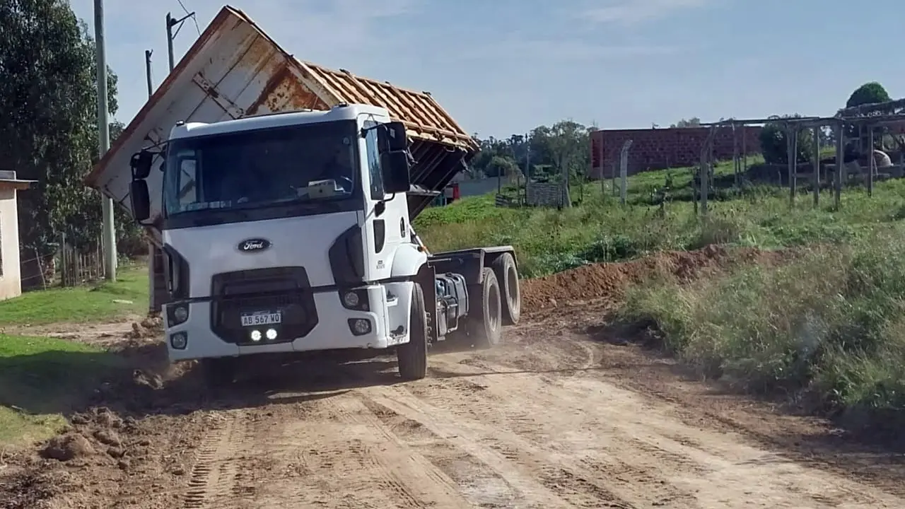 Tareas. Un camión desparrama tierra para mejorar las calles