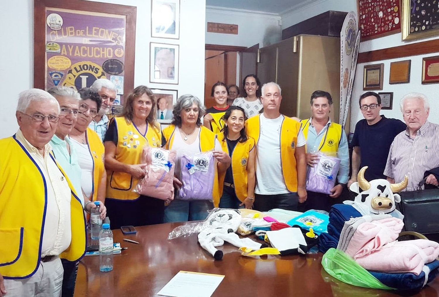 En Ayacucho. Leones con el material donado para niños del Materno Infantil