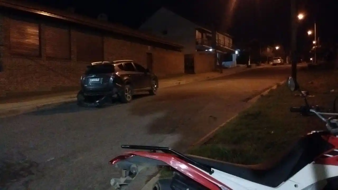 Un motociclista herido tras impactar contra una camioneta en Avellaneda y Roca