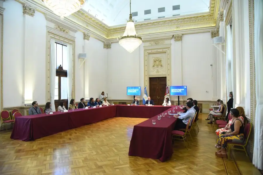 El gobernador Omar Perotti encabezó este miércoles, en Rosario, el acto de firma de un convenio con el presidente de la Unidad de Información Financiera (UIF), Juan Carlos Otero