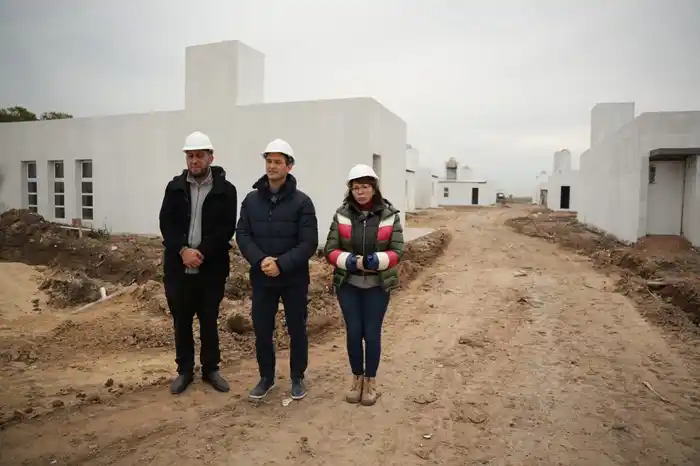 Batakis y Mantegazza supervisaron el avance de 200 viviendas en San Vicente y anunciaron la apertura de inscripción