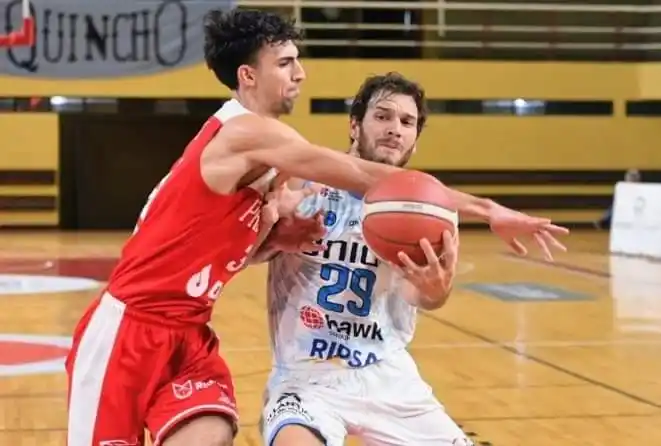 Juan Ignacio Bellozas luchando por llegar al aro. (Foto: prensa Provincial)