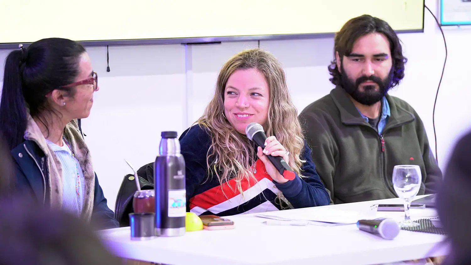 Charla. Florencia Villar, directora provincial de Economía Social, junto a Andrea Cáceres, funcionaria de Axel Kicillof, y Juan Manuel Vidal.