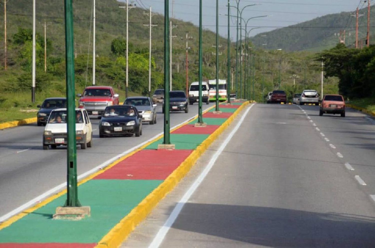 ¡QUEDÓ ATRAPADO ENTRE UN AUTOBÚS Y UN CAMIÓN! Muere en accidente de tránsito coach de escuela de béisbol en Lara