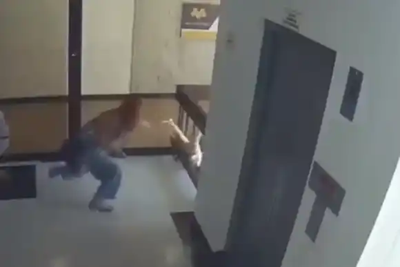 VIDEO | Impresionante: madre utiliza sus reflejos y salva a su hijo de caer al vacío en el interior de un edificio
