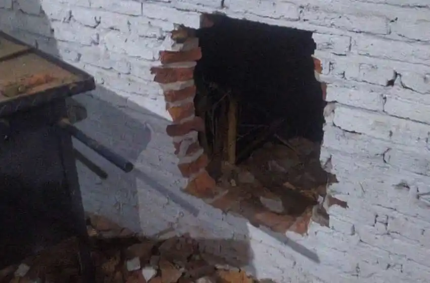 Hicieron un boquete y se alzaron con un jugoso botín: cinematográfico robo a una metalúrgica