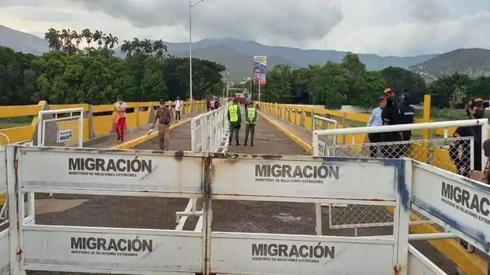 COMO NOVIA DE PUEBLO quedaron transportistas y comerciantes al comprobar que la frontera sigue cerrada