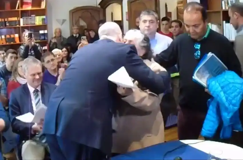 El embajador británico devolvió la cédula de un soldado a una madre de Malvinas