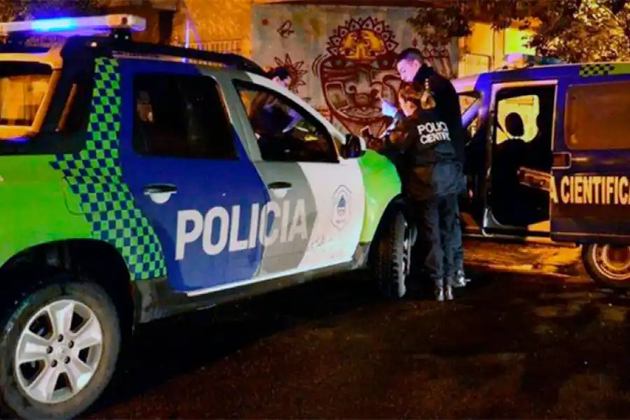 Intentó robarle a una pareja de jubilados pero el hombre lo golpeó con un caño