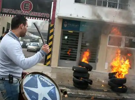 Caos en La Plata por diversos cortes de remiseros
