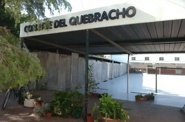 Jóvenes realizan mejoras en la escuela Combate del Quebracho