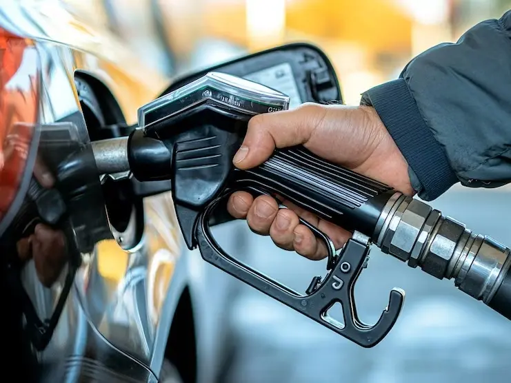 Los precios de los combustibles aumentaron 40% en 2025