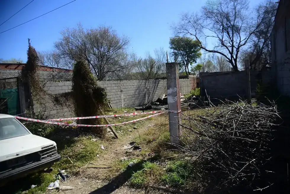 Vecinos prendieron fuego a la vivienda donde vivían los dueños del pitbull (Foto: La Voz del Interior).