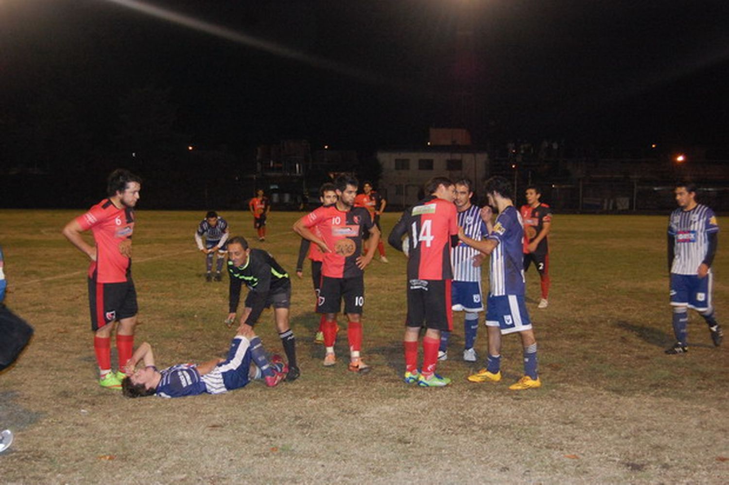En el Municipal, Sportivo Larroque frenó la marcha de Isleños Independientes