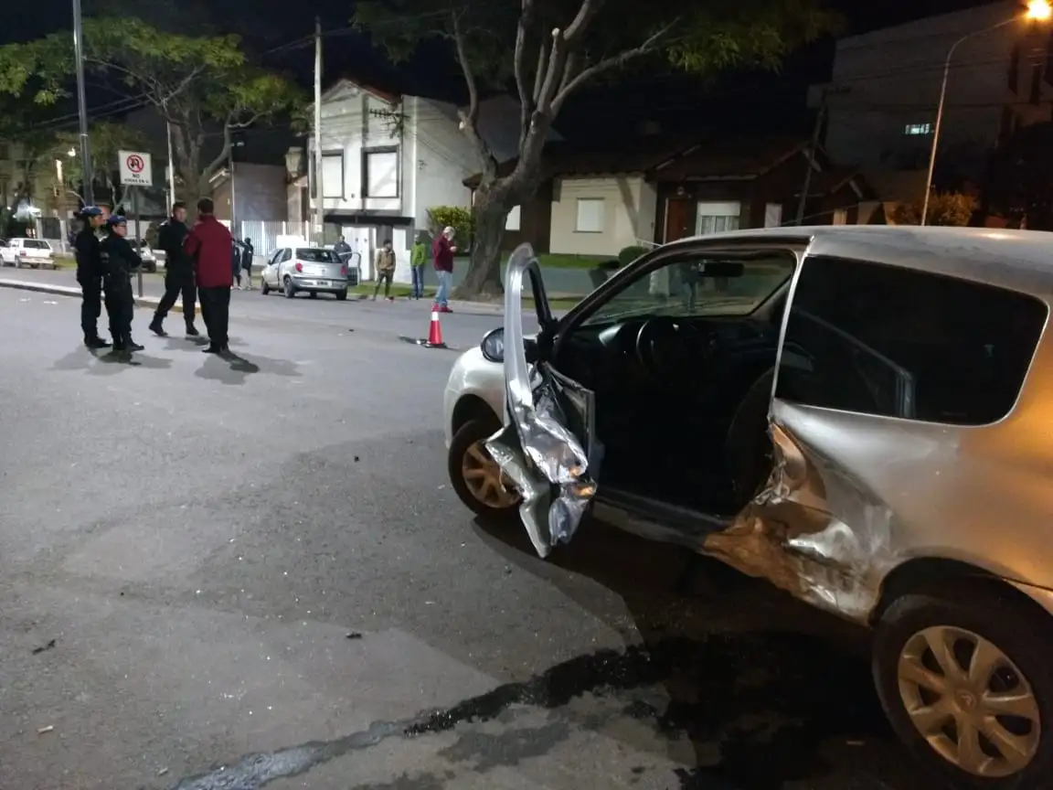 Dos automovilistas fueron hospitalizados tras fuerte accidente