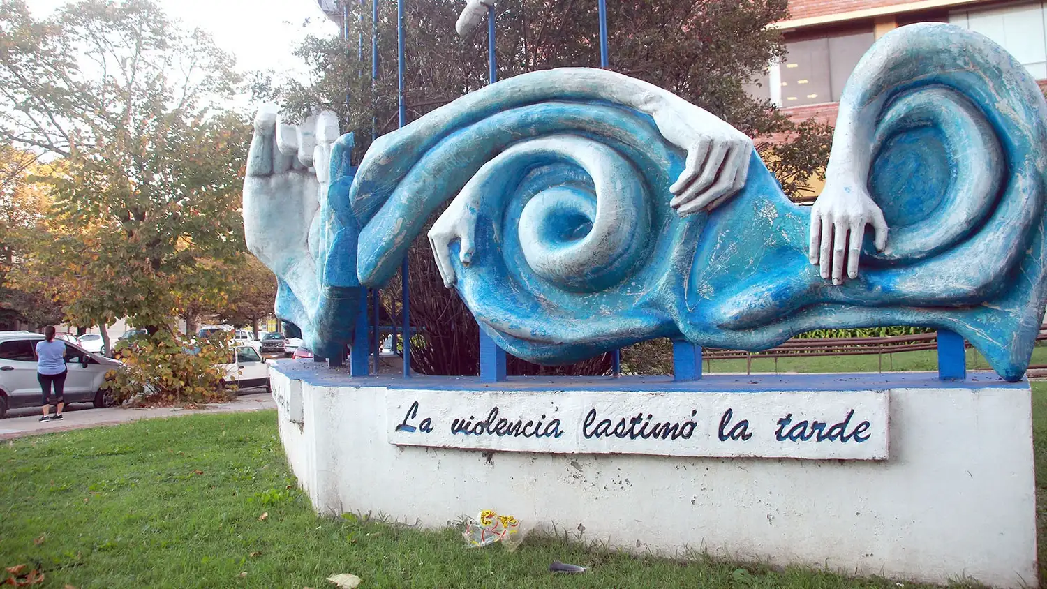 El monumento. Que evoca la paz entre los ciudadanos, situado al lado del edificio del Centro Cívico