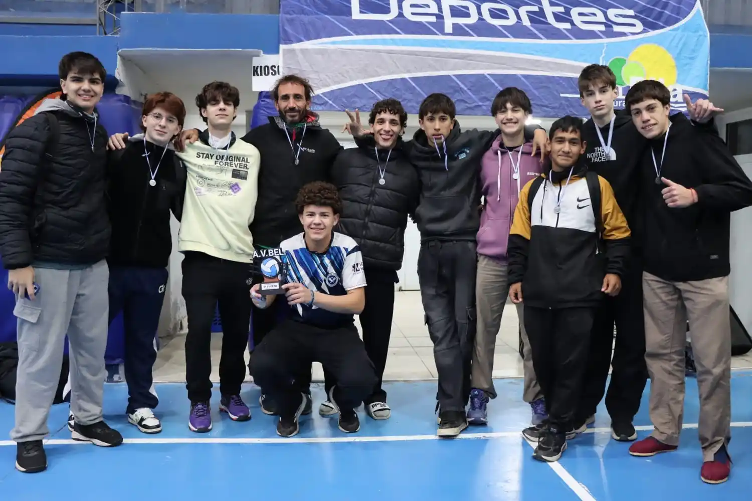 Juveniles del vóley masculino del club de Pelota cosecharon bronce en Pila