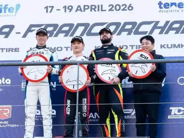 Leonel Pernía en el podio de invitados.