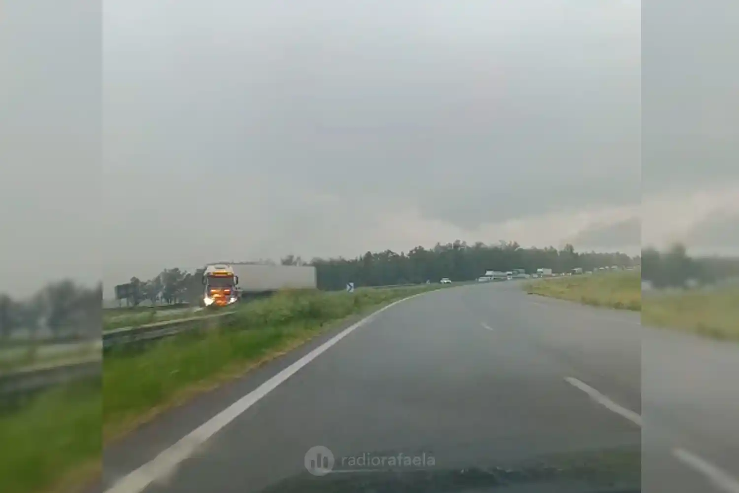 Atención | Corte total en una mano de la Autopista 34 por un camión accidentado en plena tormenta