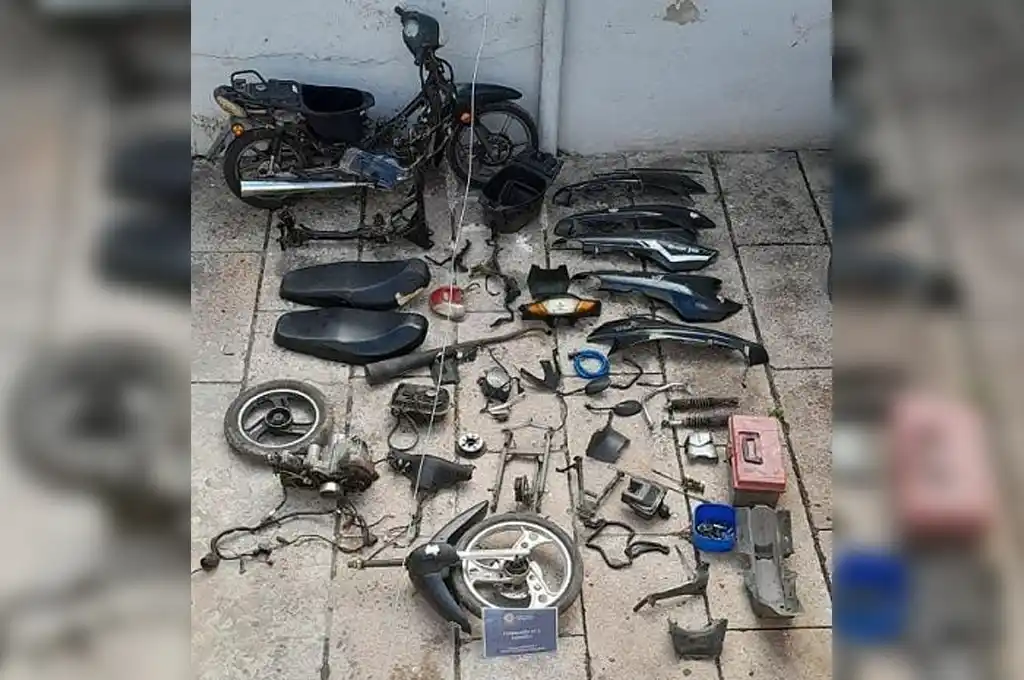 Hallaron una moto robada en proceso de desarme y detuvieron a tres hombres