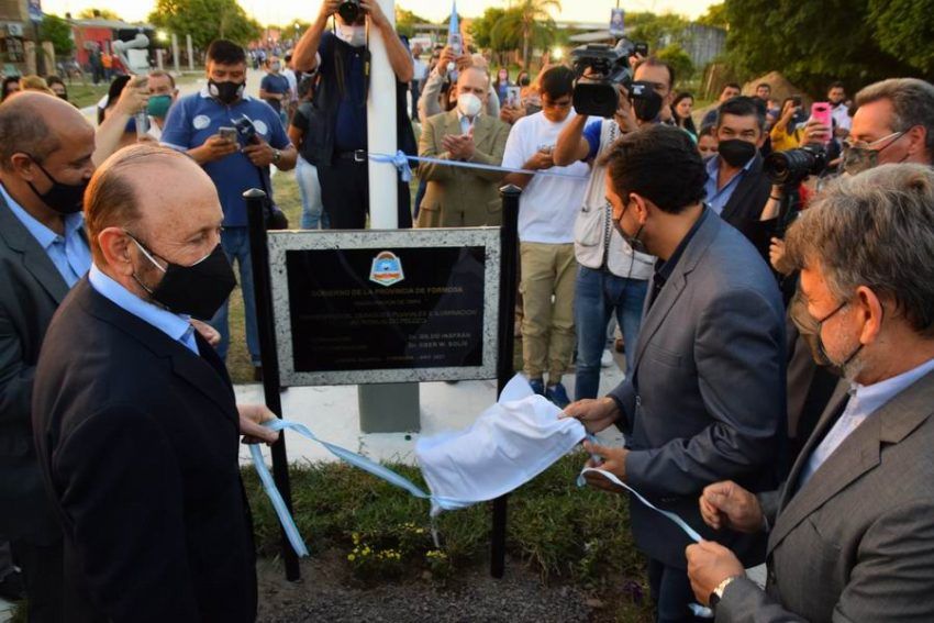 Insfrán hizo entrega de viviendas y habilitó pavimento en Laguna Blanca