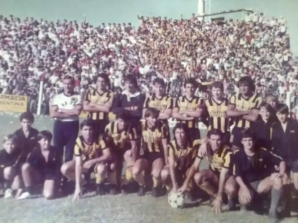Lacava Schell, segundo abajo, desde la izquierda, en la formación de Santamarina que debutó en el Nacional 85.