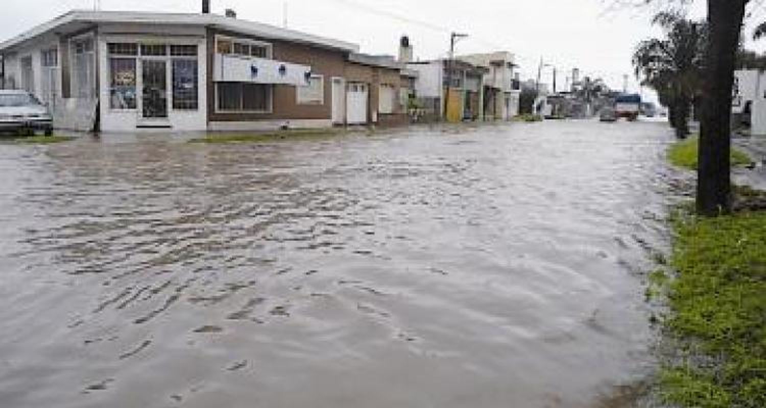La lluvia anegó otra vez las calles y le echan la culpa a la basura