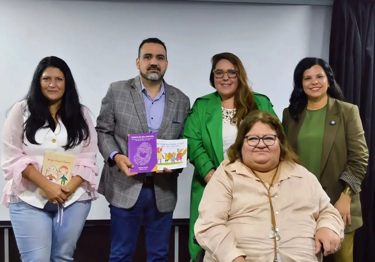 Fabián Luayza junto a participantes de la jornada sobre adopción realizada en el Anexo de la Cámara de Diputados bonaerense.