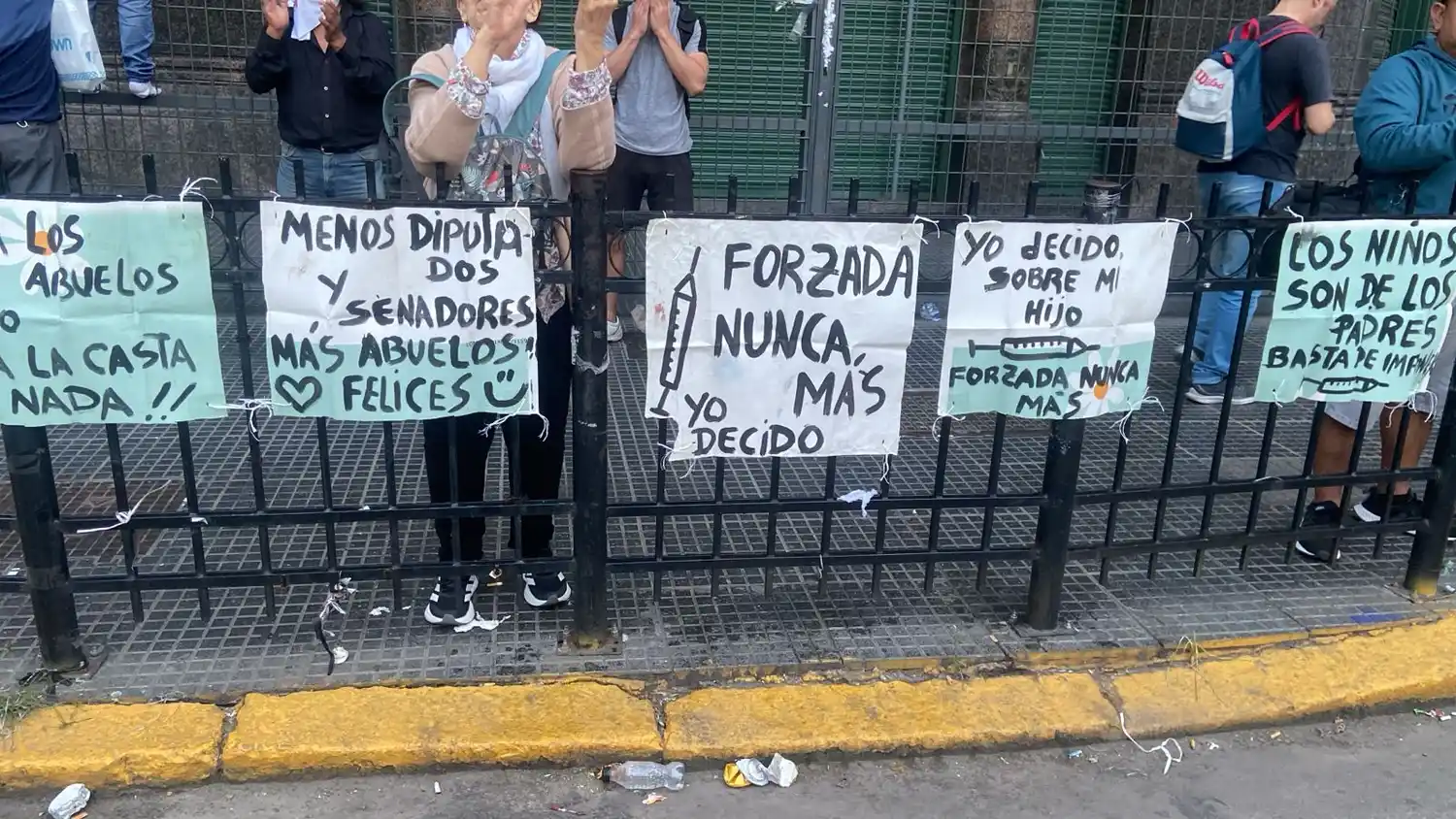 Caos y violencia en la marcha de los barras bravas.
