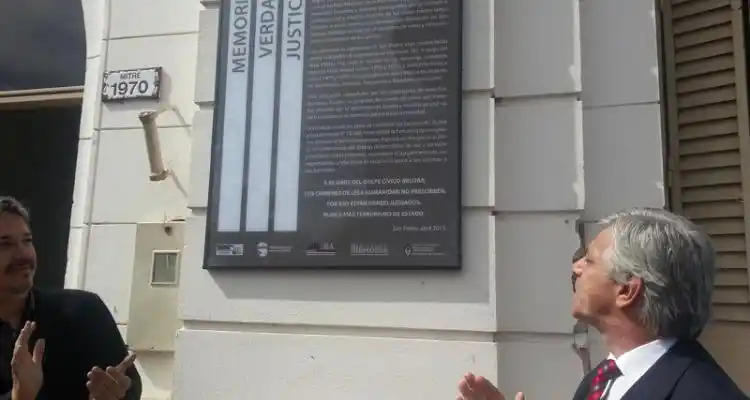 Placa para que no ocurra “nunca más”