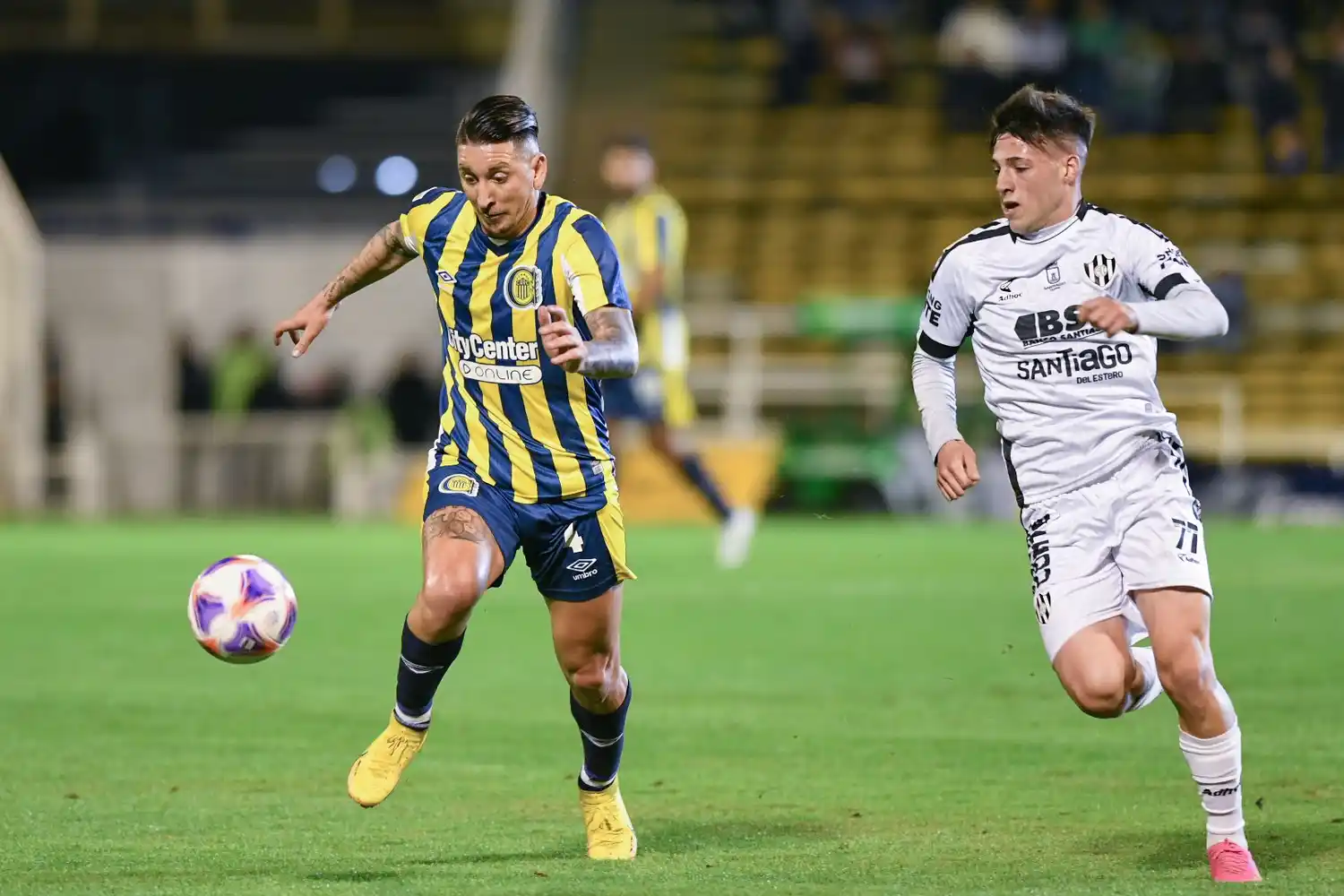 Martínez intenta escapar ante Besozzi.