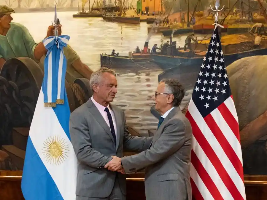 El Gobierno anunció una reforma del sistema sanitario y confirmó el retiro de la OMS.