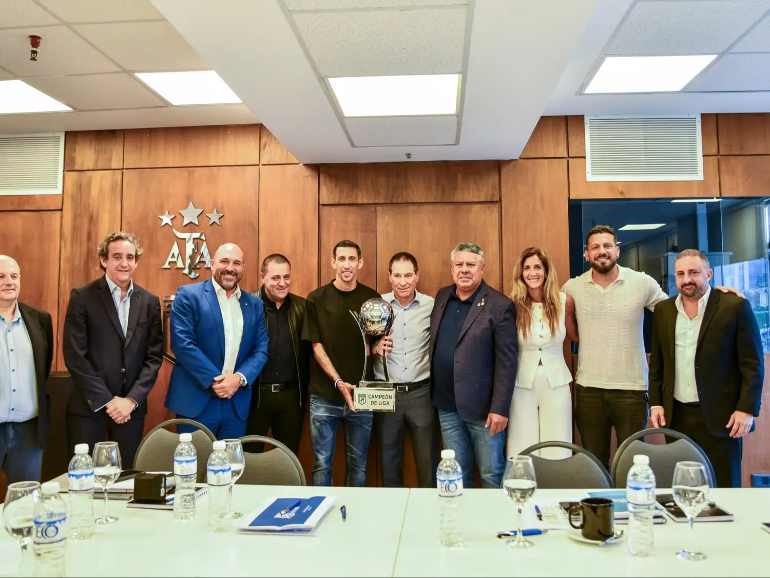 Presentes en las oficinas de la Liga Profesional de Fútbol: (De izquierda a derecha) Ignacio Villarroel (Vicepresidente de River y de AFA), el Presidente de Central Belloso, el tesorero de AFA Toviggino, Di María, el DT Ariel Holan, Claudio Tapia, la Vicepresidente de Central Cristinziano, el arquero y capitán Jorge Broun y el Presidente de Argentinos, Cristian Malaspina (Foto: LPF)