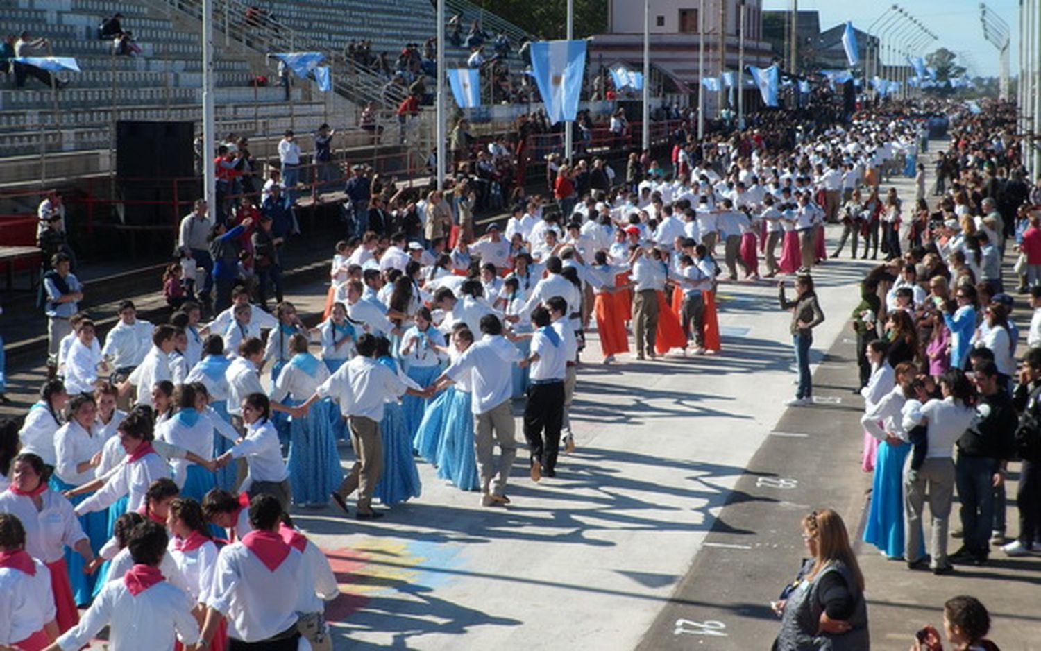 Más de 40 mil personas formaron parte de la fiesta popular por el 25 de Mayo