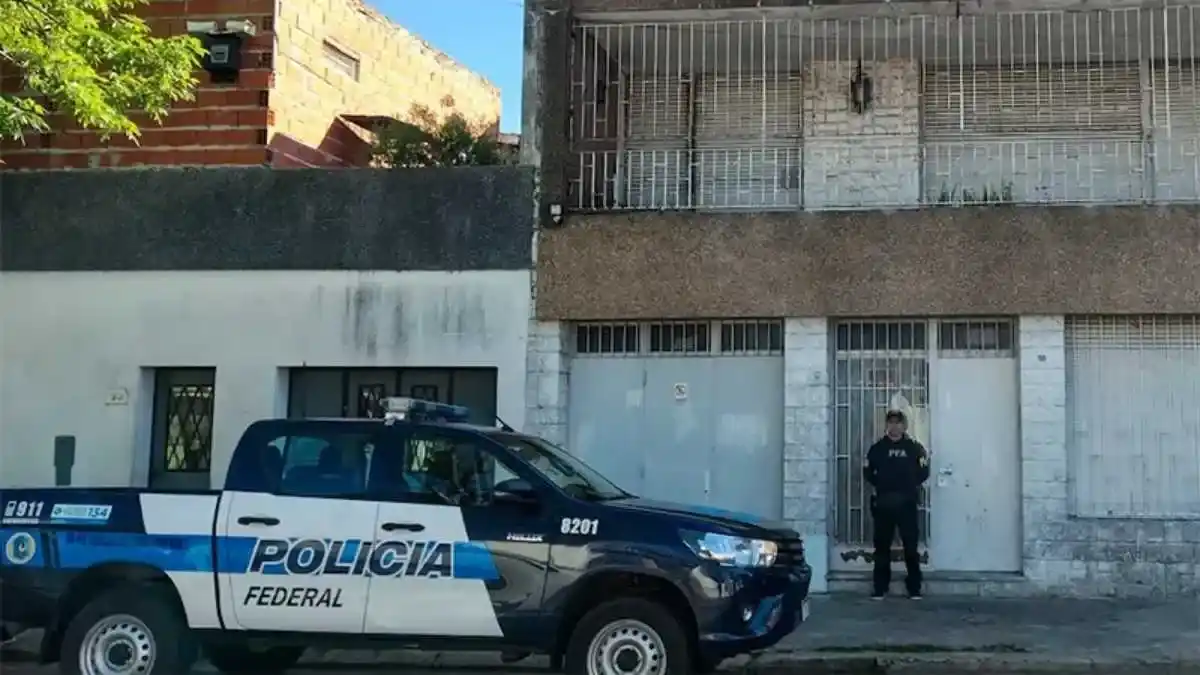 Una mujer fue rescatada de una vivienda, donde habría sido sometida a condiciones de servidumbre durante más de 20 años bajo falsas promesas y control permanente.