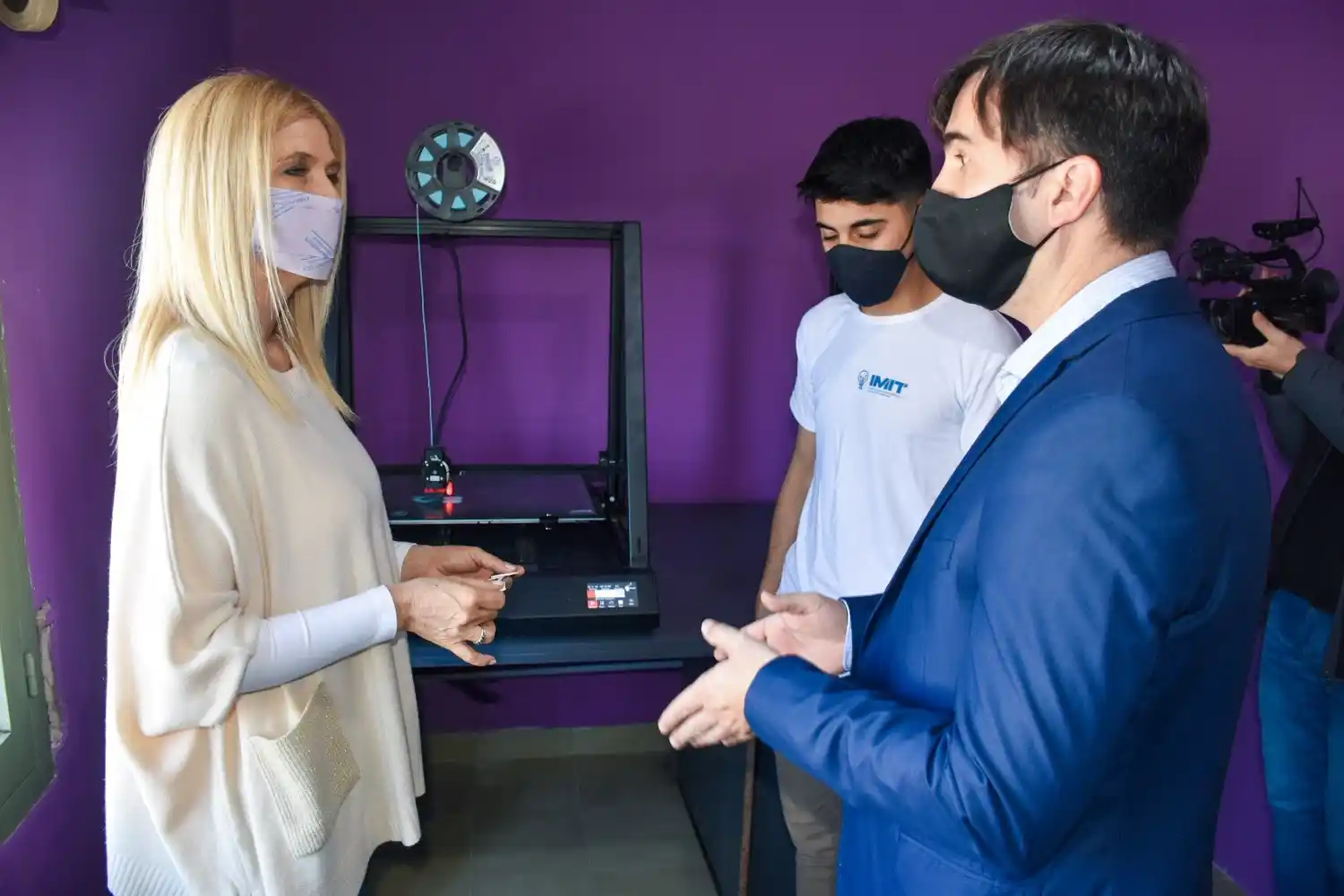 Castelli: Magario recorrió el primer Instituto Municipal dedicado a la tecnología y robótica del país